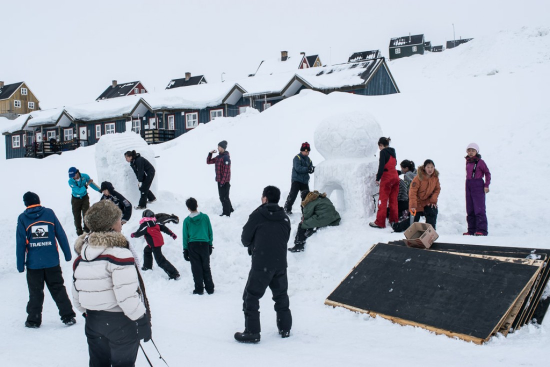Les écoliers de Tasiilaq et leurs correspondants danois s’exercent à la sculpture en neige.