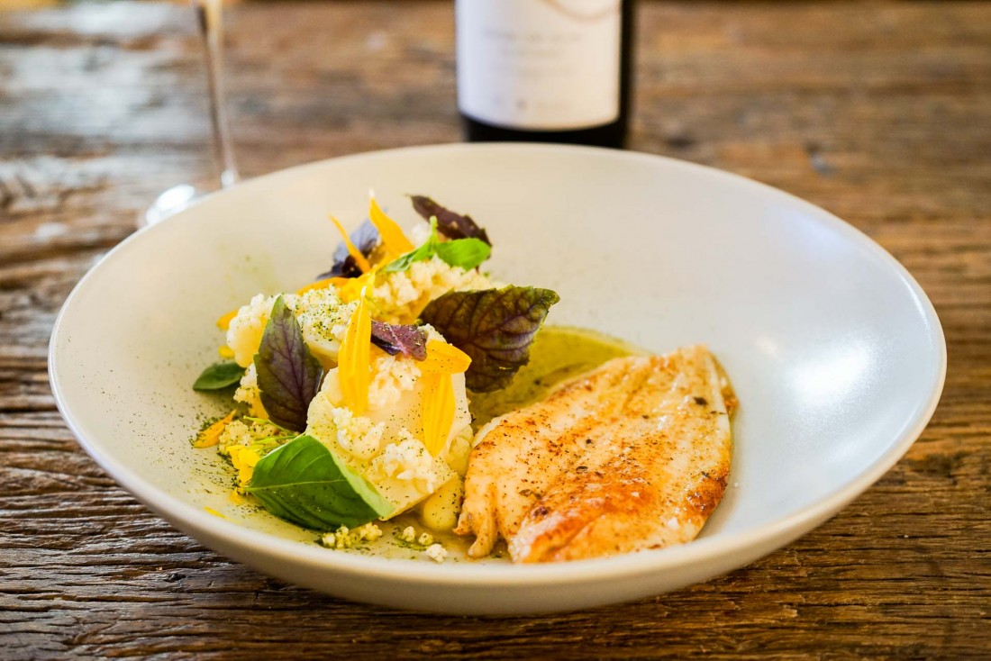 Bistrot Brutt : sole limande, déclinaison de choux-fleurs, sauce beurre blanc infusée aux algues © YONDER.fr