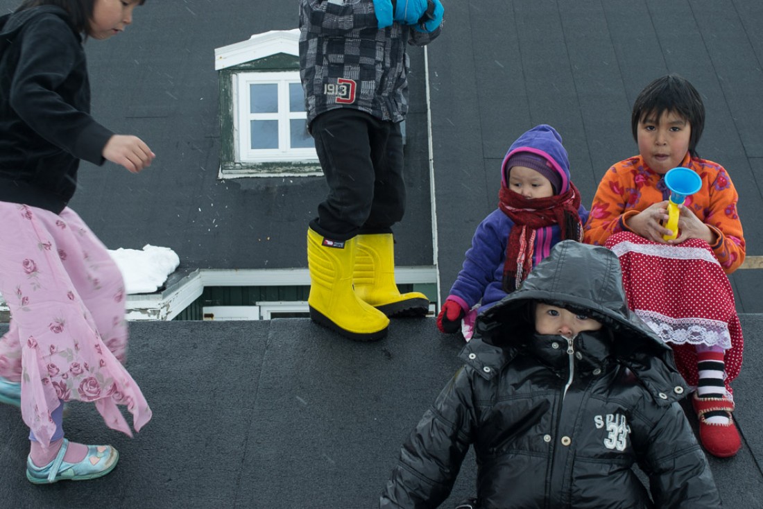 La pente naturelle de la ville et les tas de neige rendent l’accès aux toits particulièrement aisé, même pour les plus petits.