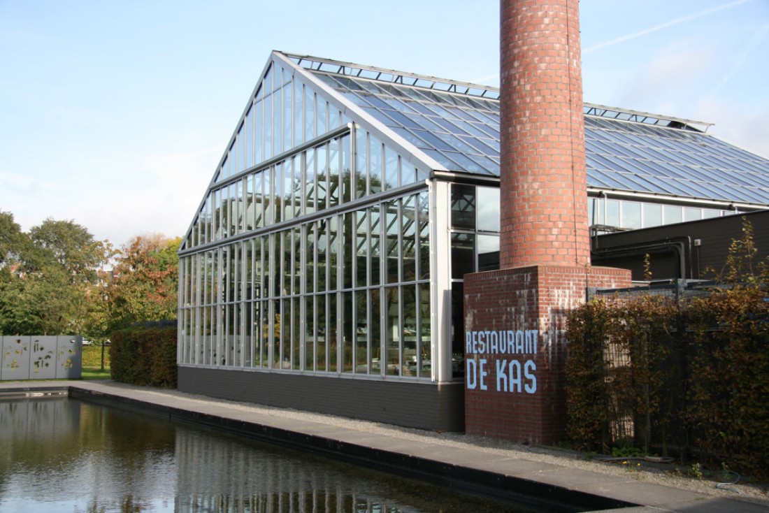 Le restaurant De Kas, installé dans une serre : l’une des adresses les plus cools de la nouvelle scène gastronomique amstellodamoise | © De Kas