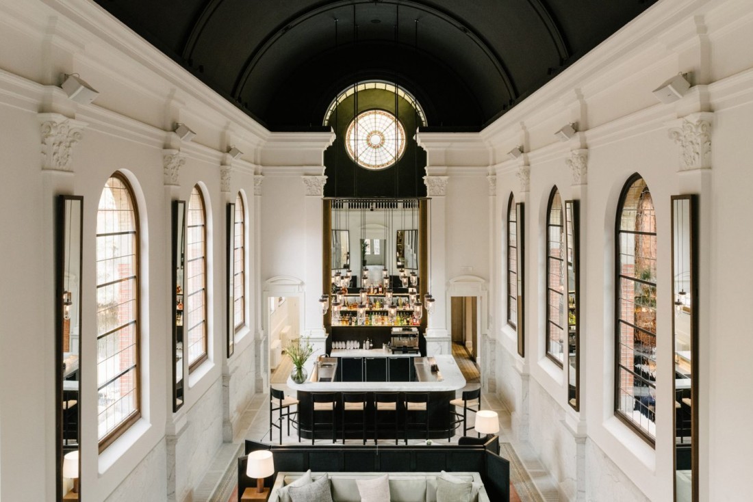 La rénovation contemporaine du bar d'August, situé dans l’ancienne chapelle, rappelle l'architecture du restaurant The Jane, voisin du boutique-hôtel © Robert Rieger