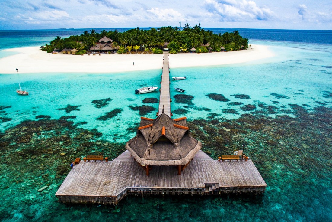 Le récif qui entoure l’île de couleurs flamboyantes est réputé pour compter parmi les plus merveilleux des Maldives © DR