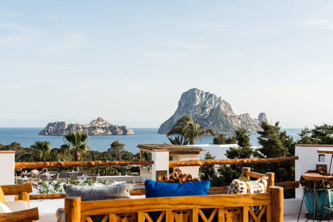 Vue captivante sur Es Vedrà depuis l’île magique - Petunia IBIZA © Analui Photography