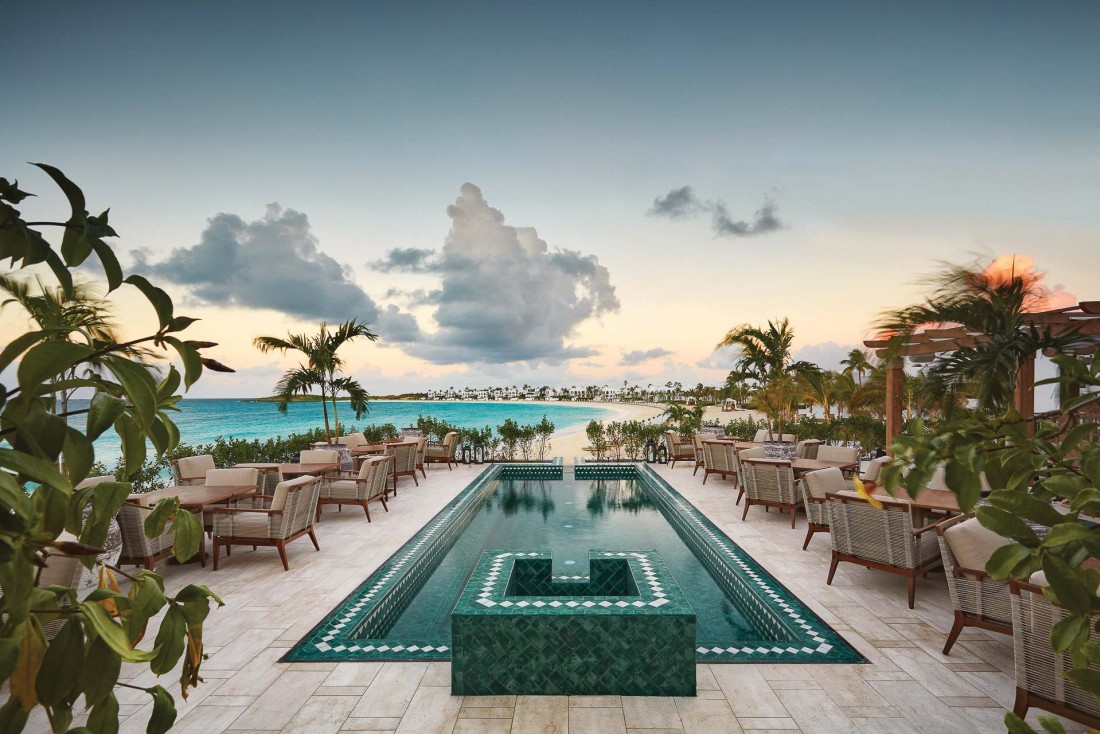 Les grandes terrasses bordées de palmiers et la piscine à débordement surplombant la mer forment un cadre de rêve pour savourer cocktails et tapas.