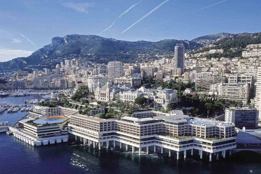 Depuis la mer, le Fairmont Monte Carlo est comme un navire amarré au rivage © DR