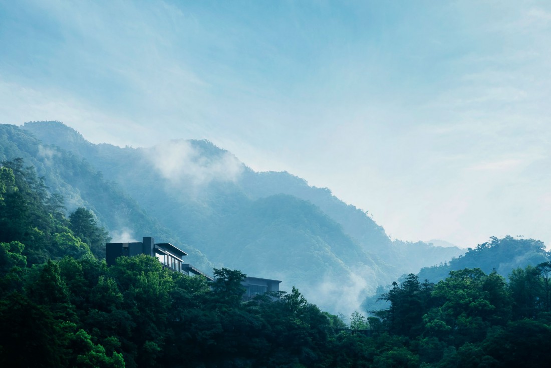 Dans une chaîne de montagnes culminant à 3,000 mètres d'altitude, l’architecture du HOSHINOYA Guguan ne fait qu’une avec la nature © DR