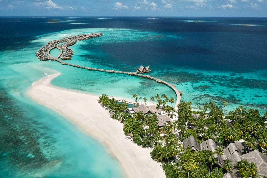 La longue jetée de villas sur pilotis apparait au loin lors de l’arrivée en hydravion au JOALI Maldives © DR