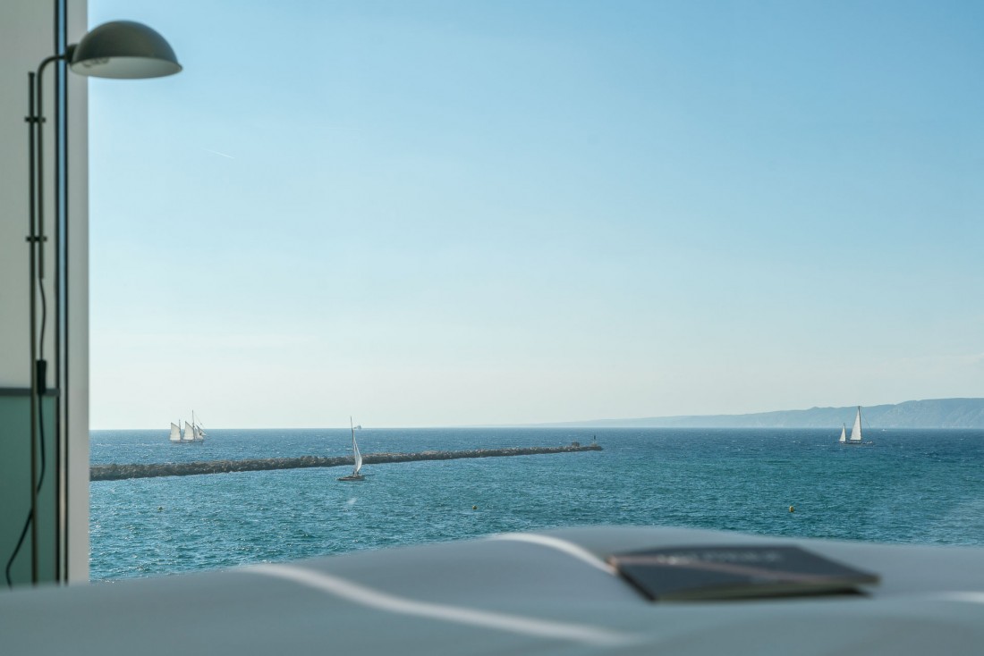 Le bâtiment à fleur d’eau ouvre sur la mer, le ballet des voiliers et les îles du Frioul qui se découpent à l’horizon © DR