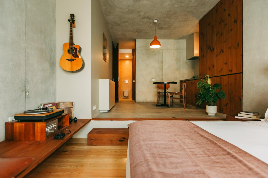 Dans les chambres du M.Ou.Co. à Porto : guitares, tourne-disque, vinyles… © DR