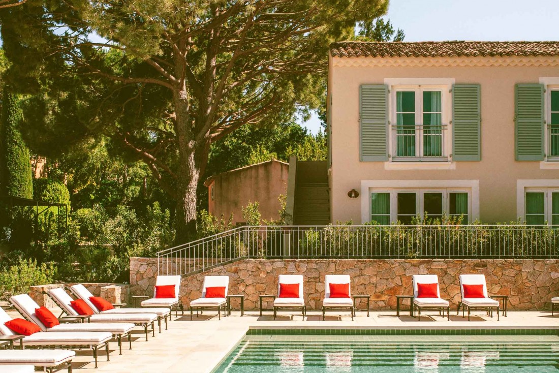 Au Lou Pinet, la piscine au pied des maisons provençales promet fraîcheur et calme lors des chaudes après-midi d'été tropéziennes  © Matthieu Salvaing