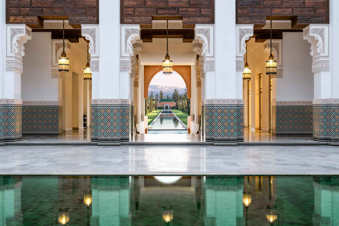 Le patio de The Oberoi, Marrakech s'inspire des résidences andalouses avec son bassin rafraîchissant © The Oberoi