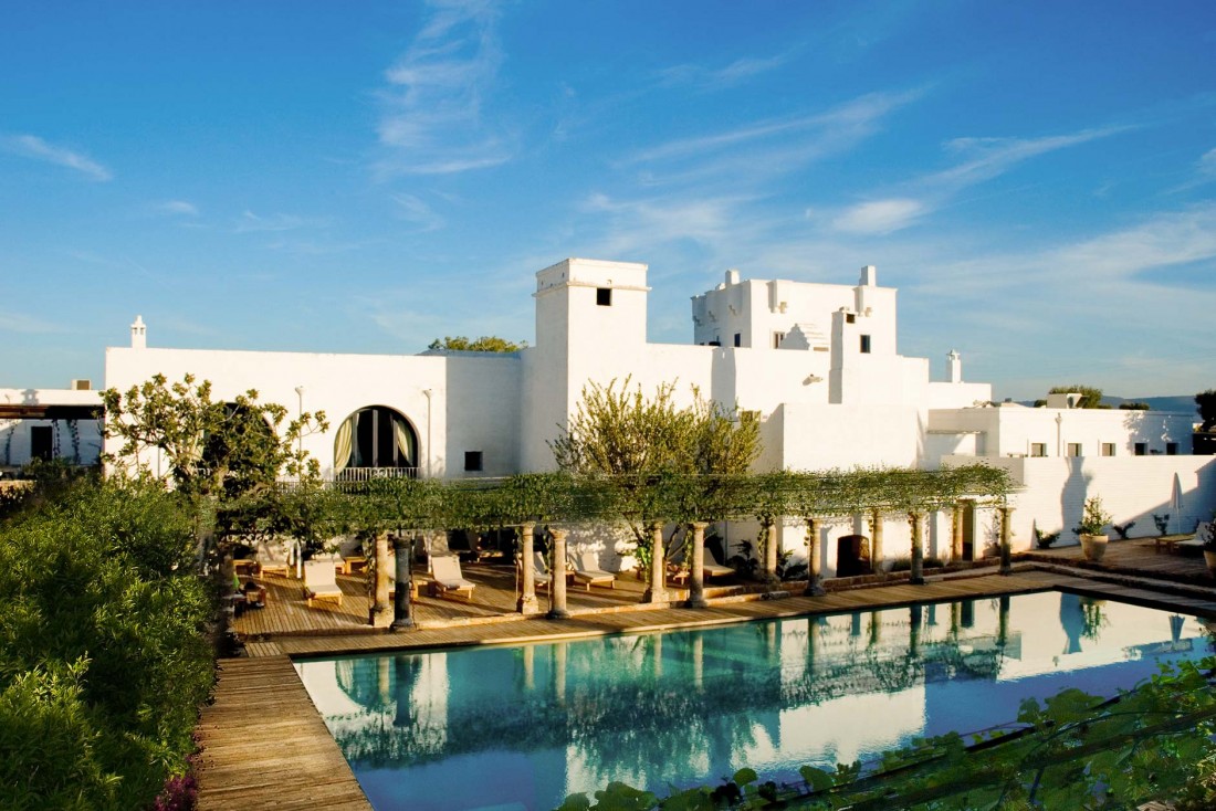 La masseria Torre Maizza, ferme fortifiée typique de la région des Pouilles, dresse ses tours au-dessus de la piscine © DR