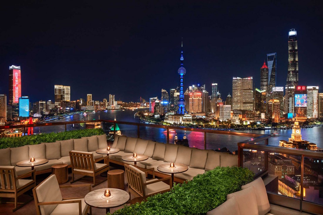 Perché au 28ème étage, le bar The Roof offre une vue à couper le souffle sur Pudong et la rivière Huangpu © Nikolas Koenig