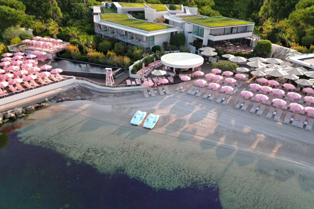 Dernier-né de la collection Adresses Hotels, l’hôtel métamorphosé arbore une plage privée au sable immaculé © Early Online