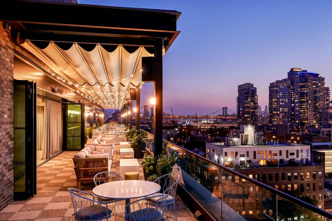 Summerly, restaurant en open air situé sur le rooftop, offre une vue imprenable sur les toits de Manhattan dans une ambiance estivale © DR