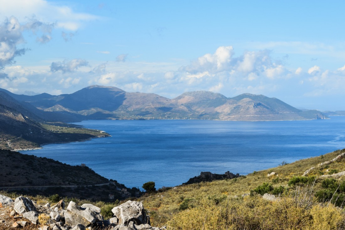 Sur la côte orientale lors de notre road trip dans le Magne, l'une des plus belles routes d'Europe © Yonder.fr