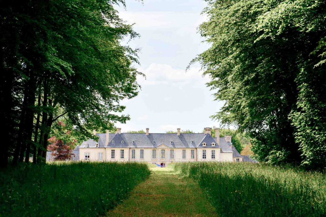 Le Château d'Audrieu en Normandie aligne sa belle perspective d'herbes folles © YONDER.fr