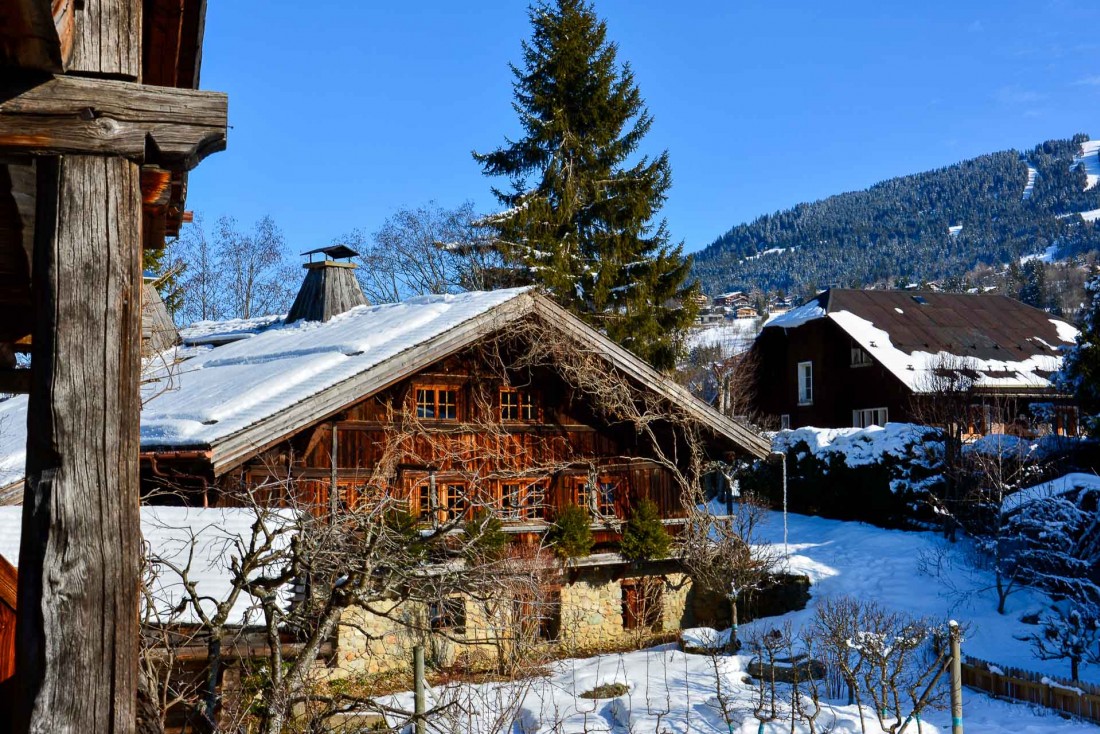 Les différents bâtiments constituant les Fermes de Marie, chalets d’alpage glanés en Savoie et reconstruits à l’identique. © Emmanuel Laveran.