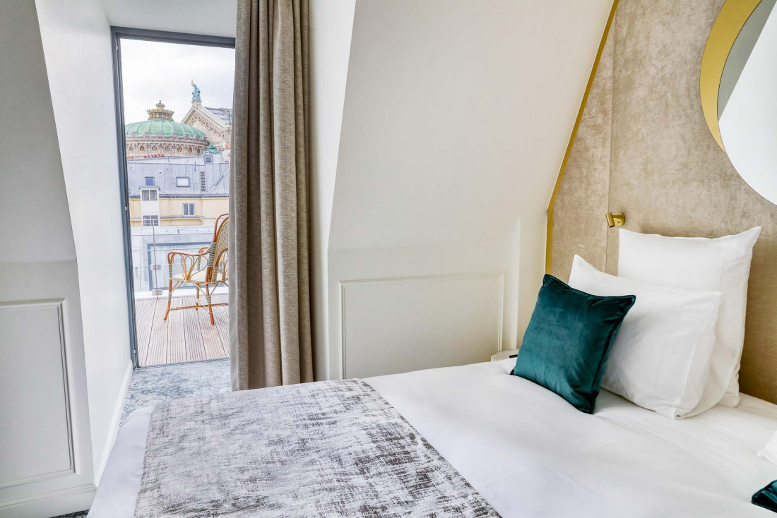 Maison Albar Hotels – Le Vendome | La Suite Opéra au Mai et sa terrasse privative avec vue sur le Palais Garnier © Meero