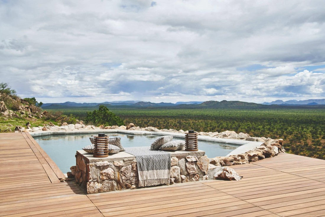 Habitas Namibia : piscine avec vue dans la villa du lodge © DR