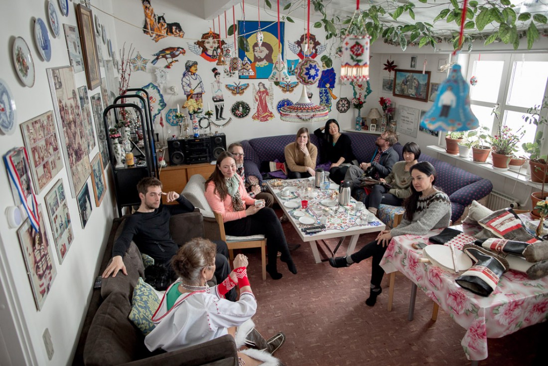 Un groupe de touriste assiste à séance de tambour chez Thomasine, dont l’intérieur de la maison est typiquement groenlandais.  | © Mads Pihl /Visit Greenland