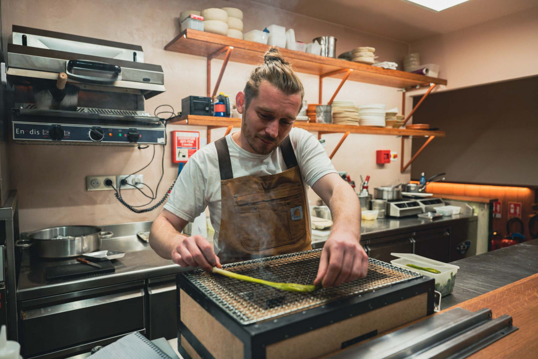 Restaurant Chocho | Le chef Thomas Chisholm en cuisine (ouverte) © Antoine Motard 