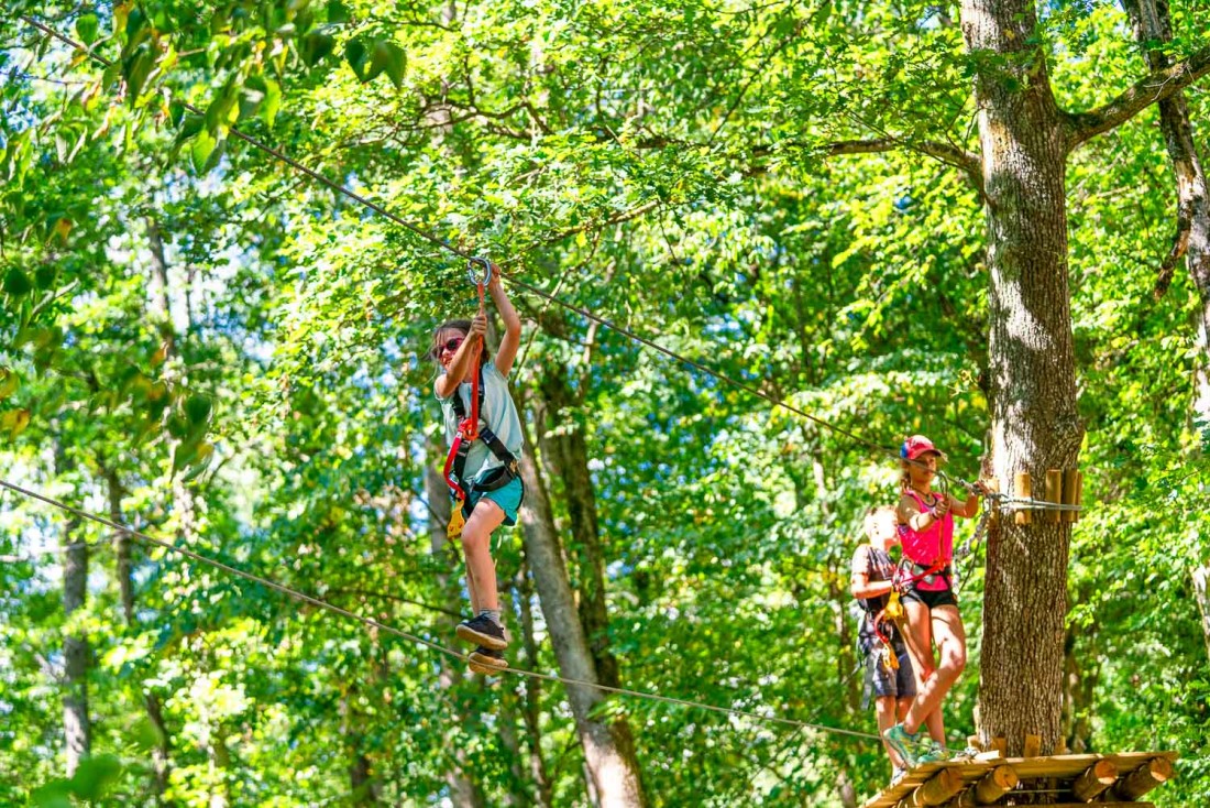 Le parc aventure : un incontournable dès 3 ans tout en douceur et jusqu’aux plus aguerris avec le célèbre parcours noir qui donne des sueurs froides aux plus hardis © Boris Molinier