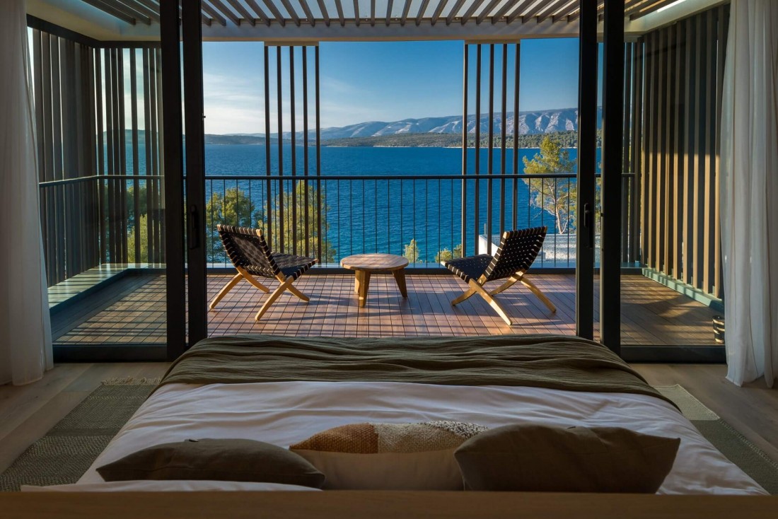 Maslina Resort, Croatie | Les lits orientés face à la baie vitrée dominent la mer Adriatique © D. Fabijanic