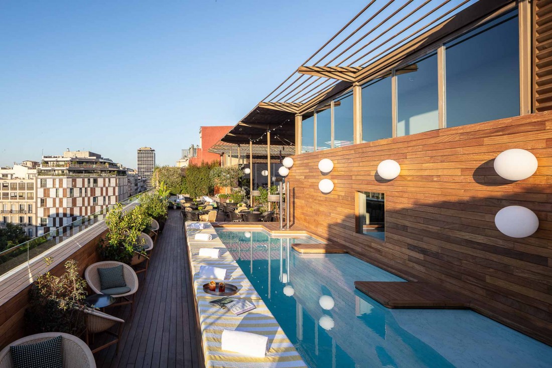 Sur le rooftop, les on profite d’une piscine avec vue imprenable © Amit Geron