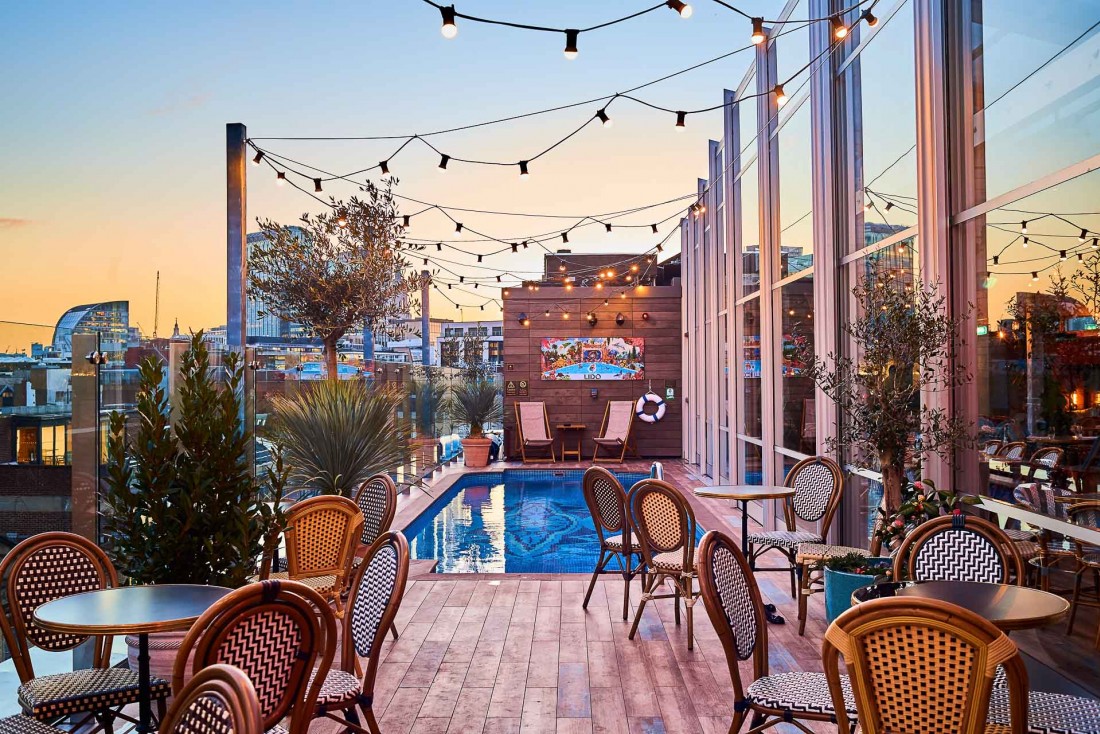 La brasserie rooftop de l’hôtel, Le Lido, héberge une piscine marocaine et offre des vues remarquables sur la skyline de Shoreditch. © Justine Trickett