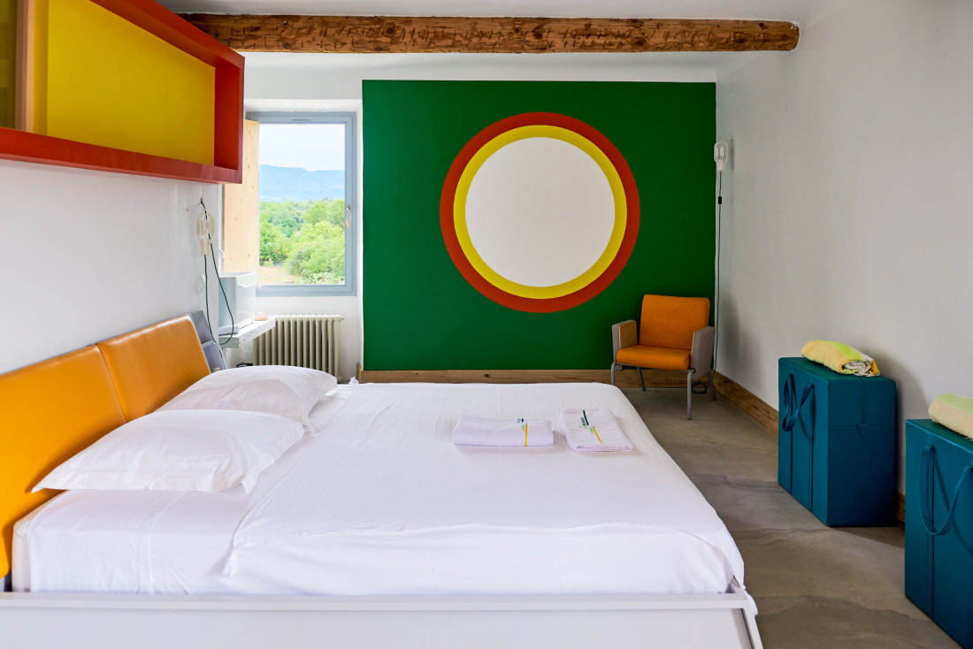 Matali Crasset affirme son style dans cette chambre à la palette de couleurs pétillantes