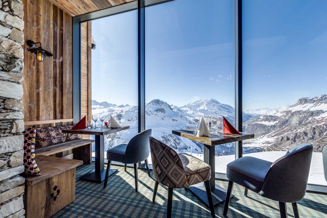 Prendre son petit-déjeuner en admirant le lever de soleil sur les sommets au Refuge de Solaise © Thibaut Micoewska