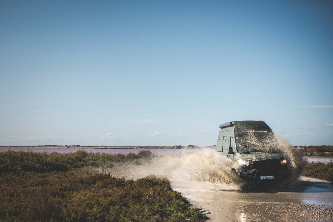 Plages ou forêts, landes ou montagne, les vans affrontent toutes les routes © Amaury Laparra