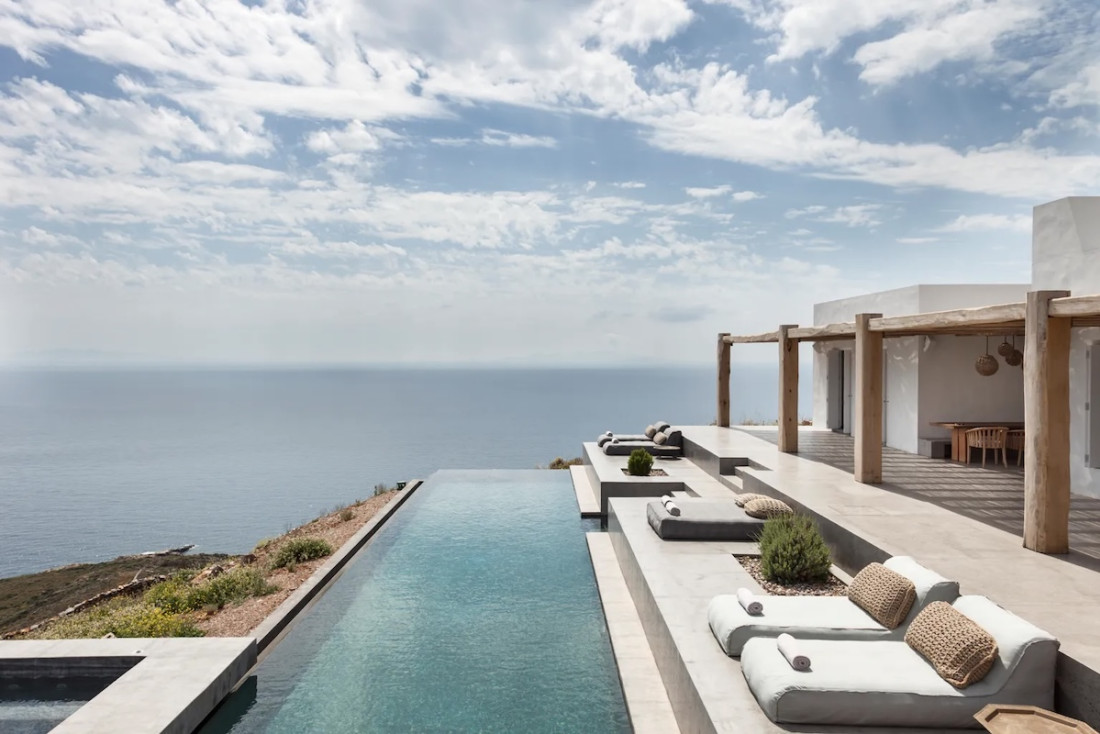 Face à la mer Égée, la piscine à débordement de 20 mètres de la villa Georgios, villa à louer dans les Cyclades. © Le Collectionist