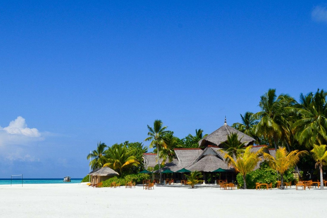 Le bar ouvert sur la plage permet de prendre le petit-déjeuner face au lever du soleil © Pierre Gunther