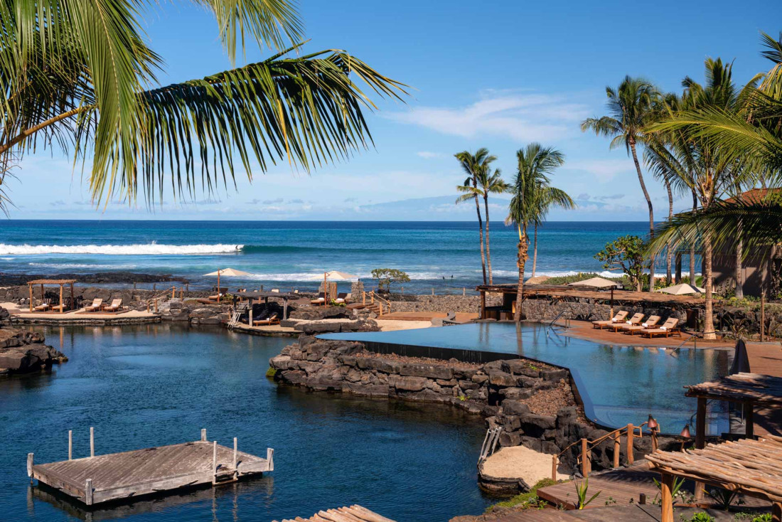 Hôtel à Hawaï au bord de la mer © Four Seasons