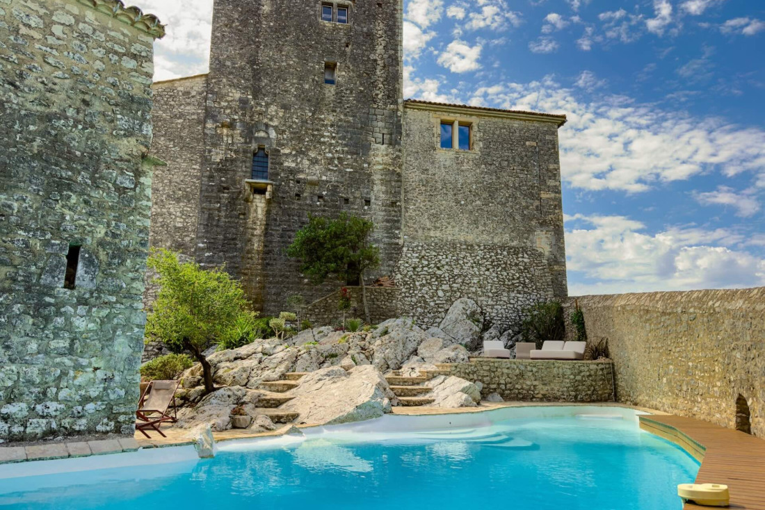 Creusée dans une ancienne carrière, la piscine s'étend au pied du donjon © Château de Brissac