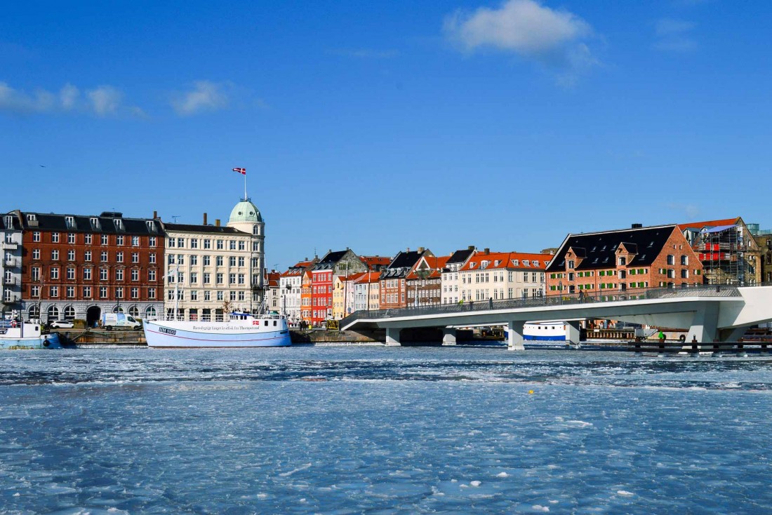 L’hiver, même la mer gelée n’empêche pas le passage des bateaux-bus. © Pierre Gunther.