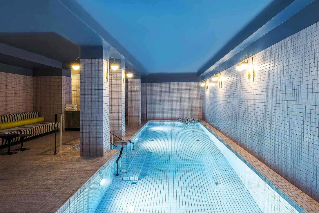 La grande piscine de l'Hôtel du Rond-Point des Champs-Elysées © Gilles Trillard.