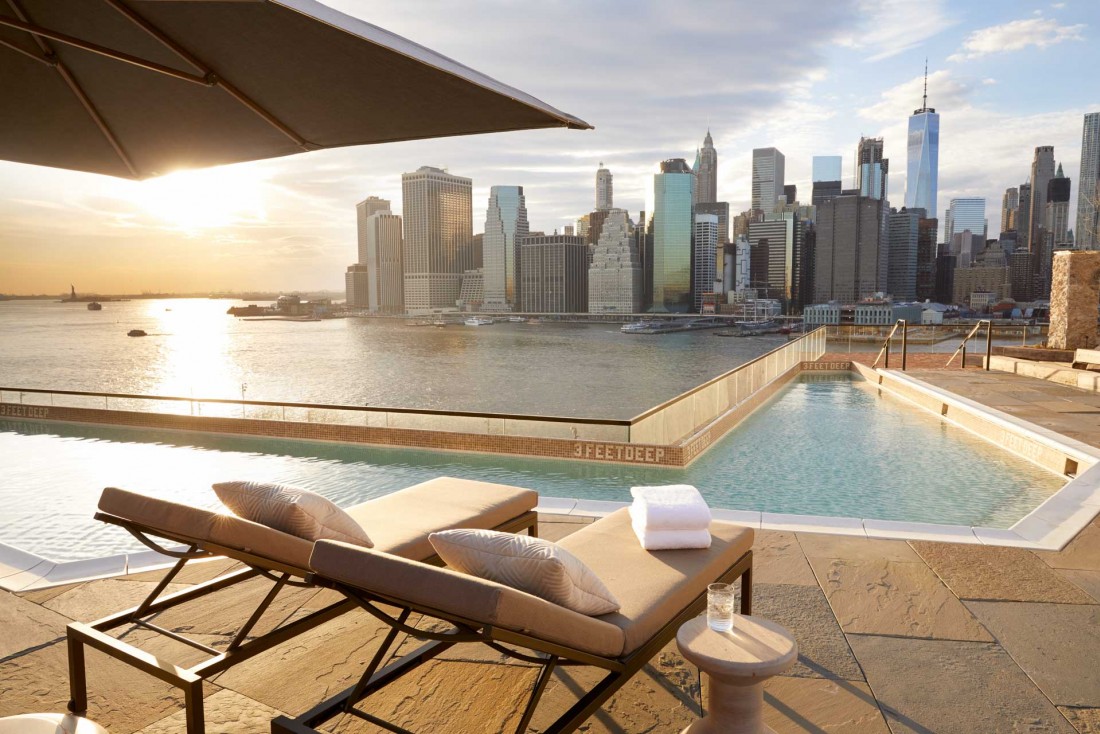 Vue sur la skyline de Manhattan depuis le bord de la piscine du 1 Hotel Brooklyn Bridge © DR