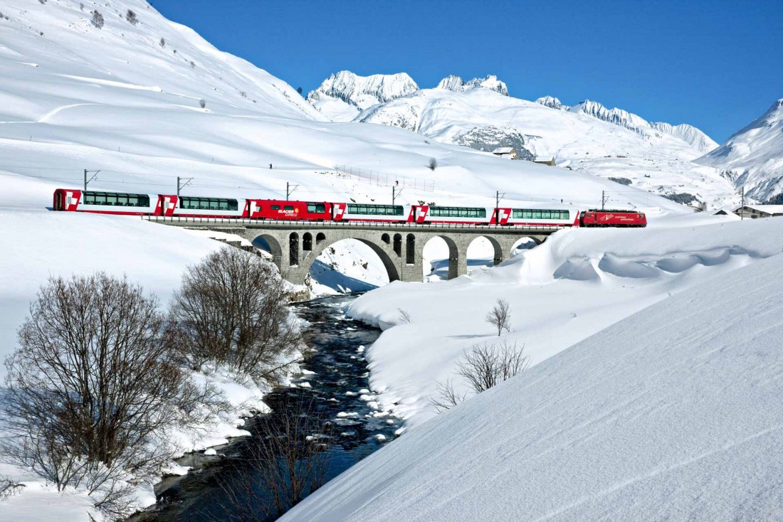 Le Glacier Express relie Zermatt à St-Moritz, deux stations de sports d'hiver emblématiques de Suisse © Suisse Tourisme