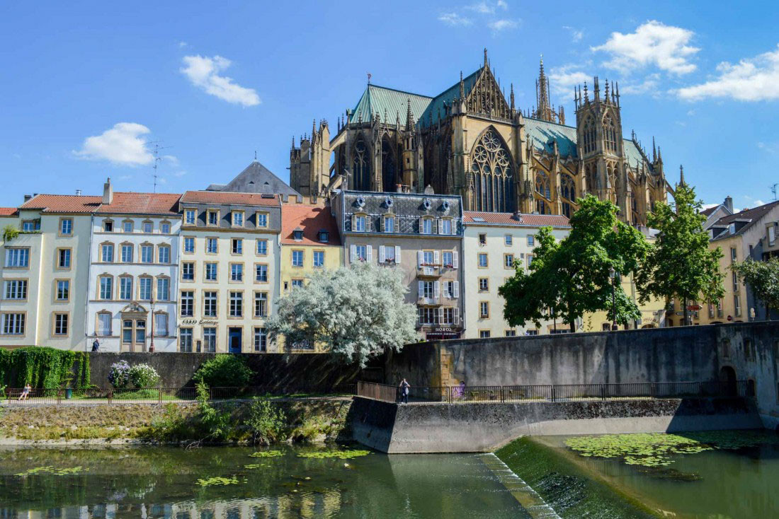 La Moselle beigne les pieds de la Cathédrale Saint-Etienne à Metz © Pierre Gunther