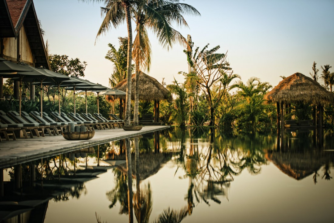 Au bord de la piscine du très exclusif resort Phum Baitang à Siem Reap (Cambodge) © Phum Baitang 