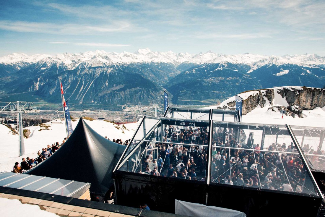 La scène MDRNTY, perchée au sommet d'une montagne à 2,200m d'altitude est le joyau du Caprices Festival © David Holderbach