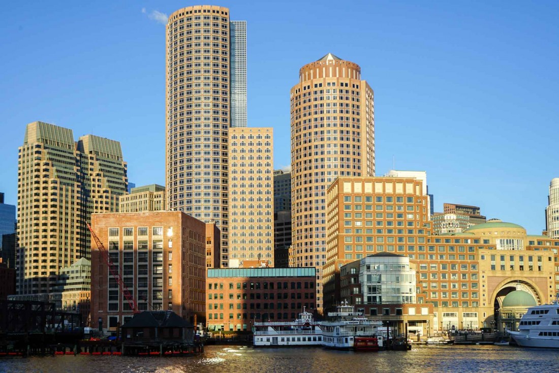 Boston Downtown vu depuis le Fan Pier Park (Seaport District) au petit-matin © YONDER.fr