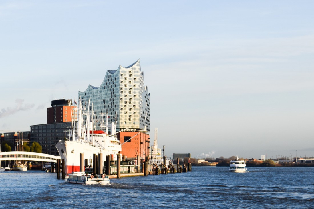 Depuis un bateau naviguant sur l'Elbe, on aperçoit la nouvelle Elbphiharmonie, promise à devenir le symbole de la ville © YONDER.fr