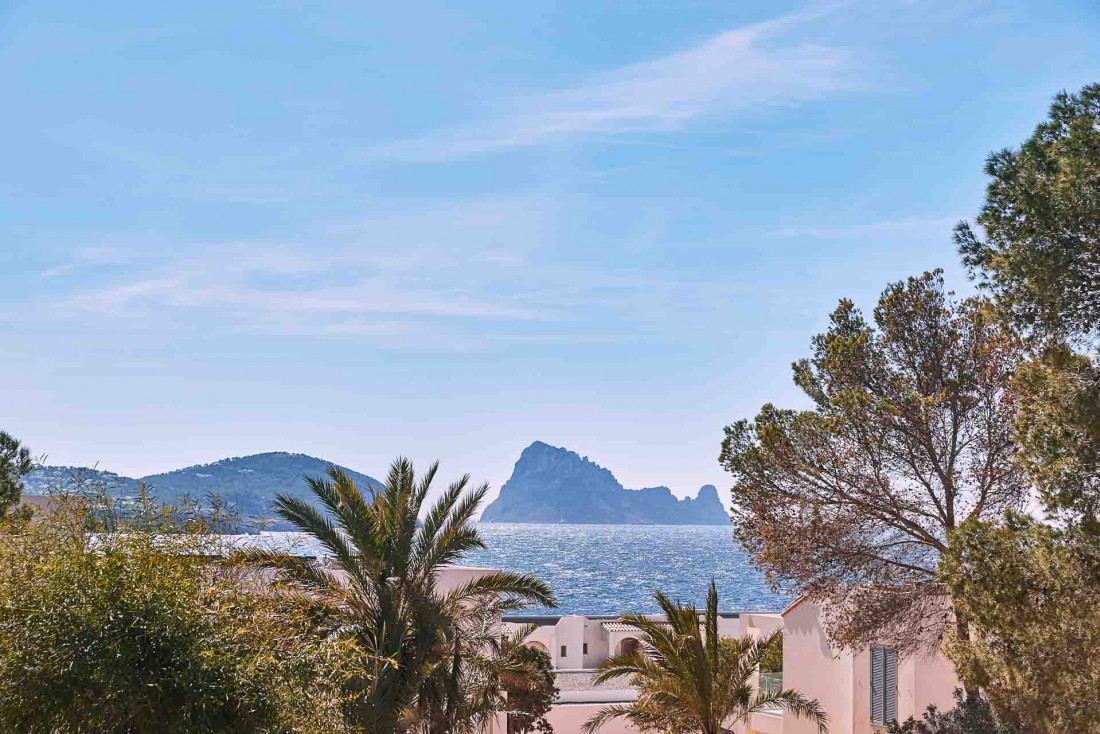 Les vues imprenables sur la Méditerranée et Es Vedrá sont l'un des principaux atouts du 7 Pines Resort Ibiza © DR