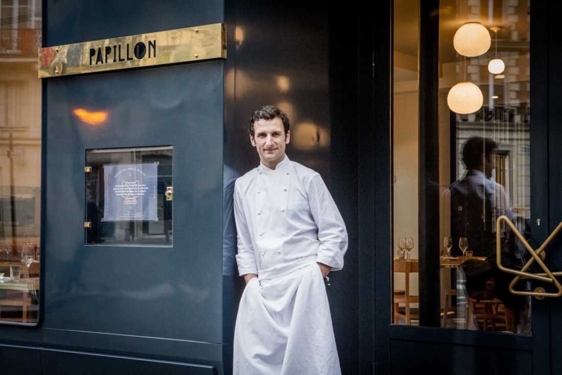 Christophe Saintagne, chef et propriétaire pose devant son nouveau restaurant © Pierre Monetta