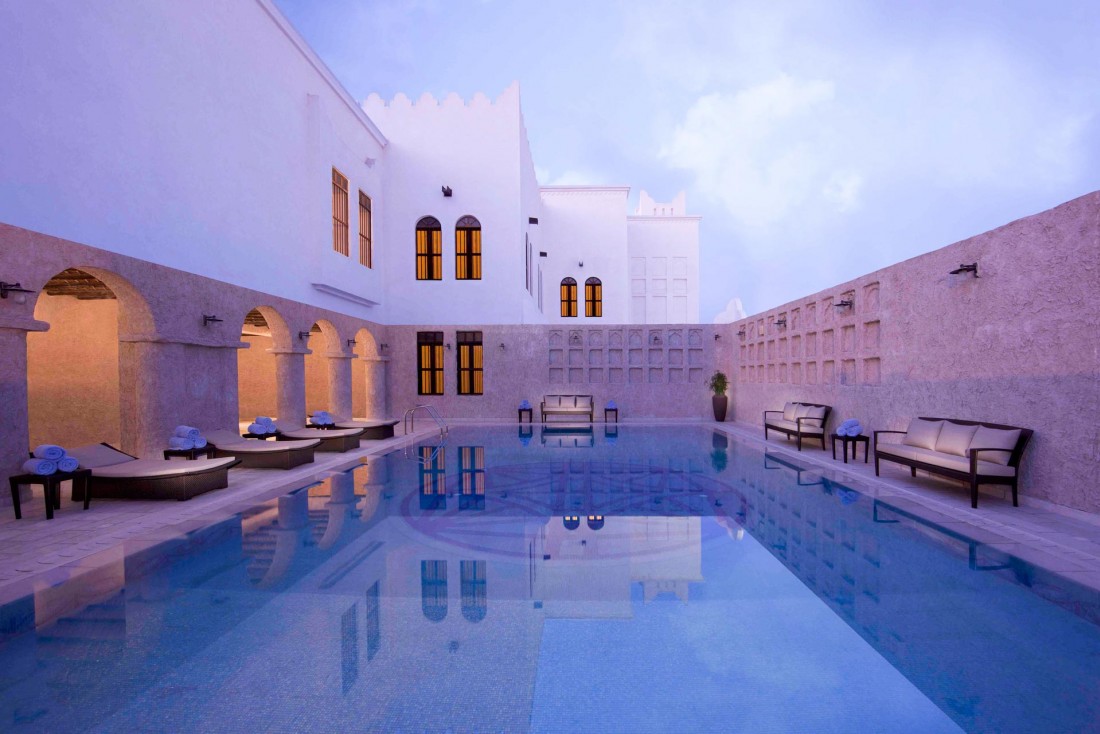 La piscine extérieure du Al Mirqab, l'une des 9 adresses des Souq Waqif Boutique Hotels by Tivoli © DR