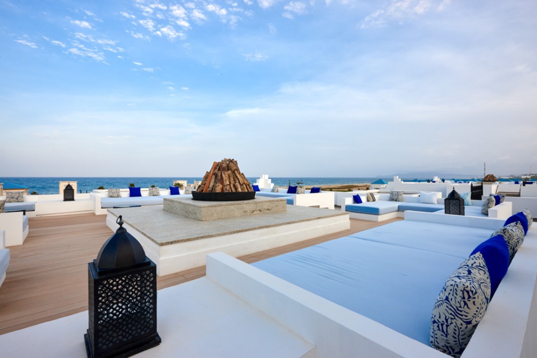 Parmi d'autres équipements de très haut niveau, le Banyan Tree Tamouda Bay offre un rooftop splendide avec vues sur la Méditerranée © Banyan Tree